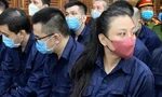 Bị cáo Võ Thùy Linh (ngồi hàng đầu, phải sang) tại tòa sáng nay. Ảnh: Tân Châu