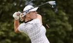 Hàng trăm nữ golfer đệ đơn yêu cầu loại tay golf chuyển giới Hailey Davidson 