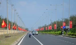 Đường chạy Tiền Phong Marathon 2024 tại Phú Yên rực rỡ cờ Tổ quốc