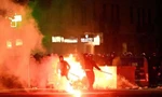 Bạo lực kinh hoàng ở bóng đá Italia: Hooligan tấn công cảnh sát bằng gậy bóng chày