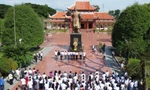 Tập thể cán bộ, phóng viên, nhân viên báo Tiền Phong dâng hương tưởng nhớ vua Quang Trung tại miền đất võ
