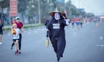 Bác sĩ nổi tiếng đeo mặt nạ giấu mặt khi chạy: Dành sự trang nghiêm, tự hào ở Tiền Phong Marathon