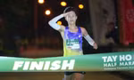Vượt qua Kiplimo, Nguyễn Trung Cường phá kỷ lục tại giải bán marathon Tây Hồ