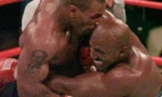 Tròn 1/4 thế kỷ và sự thật đằng sau cú cắn tai kinh điển của Mike Tyson với Holyfield