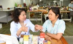 ‘Bác sĩ làn da’ đến với nữ công nhân xưởng may Alens, Kim Quan, Thạch Thất, Hà Nội