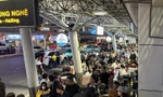 Ngày đầu nghỉ Tết, người dân chen chân ở sân bay Tân Sơn Nhất từ rạng sáng 