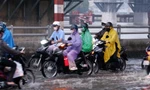 TPHCM đón triều cường kết hợp mưa trái mùa 