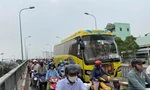 Trở lại làm việc sau lễ giỗ Tổ, đường phố TPHCM ken đặc phương tiện