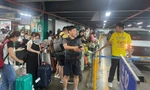 Mùng 6 Tết, sân bay Tân Sơn Nhất vẫn đón đông đảo người dân trở lại TPHCM
