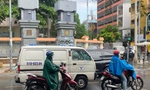 TPHCM mưa bất ngờ, người đi đường không kịp trở tay