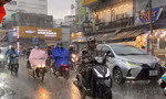 Mưa dữ dội bất ngờ giữa ngày nắng gắt ở TPHCM