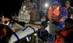 Cảnh sát biển cấp cứu kịp thời thuyền viên nước ngoài bị nôn ra máu