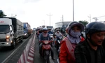 Người xe ùn ùn đổ về TPHCM dù chưa hết lễ