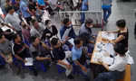 Người dân đổ xô đi đổi giấy phép lái xe, Sở GTVT TPHCM khuyến cáo gì? 