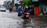 TPHCM mưa như trút gây ngập nặng, xe chết máy hàng loạt