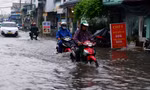 TPHCM mưa như trút gây ngập nặng, xe chết máy hàng loạt