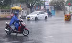 Mưa trái mùa trên diện rộng ở TPHCM 