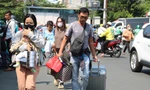 Người dân lỉnh kỉnh đồ đạc rời TPHCM về quê nghỉ lễ giỗ Tổ