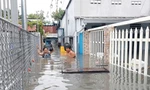 TPHCM: Mưa lớn đầu mùa, người dân 'chạy ngập'