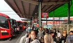 Người dân lỉnh kỉnh hành lý, bắt đầu rời TPHCM về quê đón Tết 