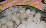 Những cục mưa đá lớn trút xuống trong cơn lốc, giông.