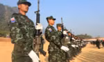 Cờ của một lực lượng thuộc phe nổi dậy được cắm trên công trình xây dựng dang dở ở làng Khawmawi, gần biên giới Ấn Độ, ngày 14/11. (Ảnh: Reuters)