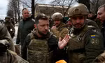 Lính Ukraine bắn pháo tự hành về phía lực lượng Nga ở vùng Donetsk. (Ảnh: Reuters)