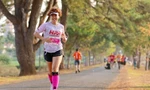 Chị Đỗ Thuý trên đường chạy Tiền Phong Marathon ở Pleiku (Gia Lai)