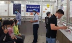 Nhiều phụ huynh sau khi nhận điện thoại từ “thầy giáo” hoảng hốt đến bệnh viện tìm con ảnh: Vân Sơn 