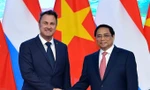 Thủ tướng Phạm Minh Chính và Thủ tướng Luxembourg chụp ảnh chung trước cuộc hội đàm sáng 4/5. (Ảnh: Như Ý)