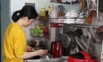 Sắp đón đứa giữa từ quê vào để đi học, chị My lo lắng xoay xở để gia đình 5 người có thể sinh hoạt trong không gian 16m2. Ảnh: Giang Than