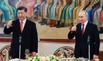 Tổng thống Nga Vladimir Putin và Chủ tịch Trung Quốc Tập Cận Bình nâng ly trong quốc yến tối 21/3. (Ảnh: AP)