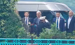 Tổng thống Mỹ Joe Biden thăm phù điêu cố thượng nghị sĩ John McCain