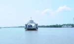 Phà qua kênh Quan Chánh Bố. Ảnh: Cảnh Kỳ