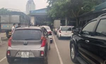 Người Hà Nội vẫn khốn khổ chờ đăng kiểm xe 