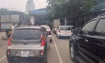 Người Hà Nội vẫn khốn khổ chờ đăng kiểm xe 