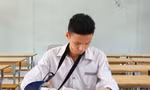 Bị gãy tay bó bột, nam sinh phải nhờ người viết hộ bài thi