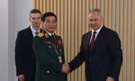 Bộ trưởng Quốc phòng Việt Nam Phan Văn Giang và Bộ trưởng Quốc phòng Nga Sergei Shoigu trong cuộc gặp ngày 15/8. (Ảnh: Báo Nhân dân)