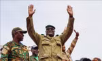 Người dân thủ đô Niamey xuống đường ngày 13/8 để phản đối ECOWAS và Pháp. (Ảnh: AP)