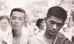 10h sáng ngày 30/4, những người lính Sài Gòn đang bước đi thất thểu. Vài người cởi áo lính, ở trần .
