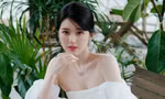 Triệu Lộ Tư ngồi bấm điện thoại, trợ lý quỳ gối cởi tất giúp