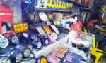 Người mua dễ dàng tìm cho mình những linh kiện đèn xe ô tô, xe máy với mức giá rất rẻ. Ảnh: Võ Hóa