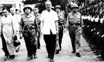 Đại tướng Võ Nguyên Giáp đưa luật sư Nguyễn Hữu Thọ thăm một đơn vị quân đội nhân dân Việt Nam. (Ảnh tư liệu) 