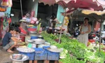 Rau xanh, thực phẩm ở TPHCM vẫn giữ giá... như Tết