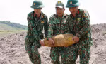 San ủi mặt bằng, người dân tá hỏa phát hiện bom 