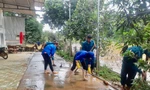 Thanh niên Đắk Nông giúp người dân khắc phục hậu quả mưa lũ