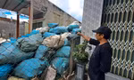 Phế liệu bốc mùi chất thành núi bên hông nhà, người dân Bình Định cầu cứu