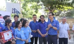 Bí thư thứ nhất Trung ương Đoàn Bùi Quang Huy thăm, tặng quà các đội thanh niên tình nguyện tại Bình Định