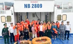 Cứu 14 người trên tàu hàng bị sóng đánh chìm ở biển Bình Định