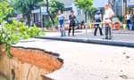 Đường bất ngờ sụt lún 'nuốt chửng' cây xanh, trụ điện